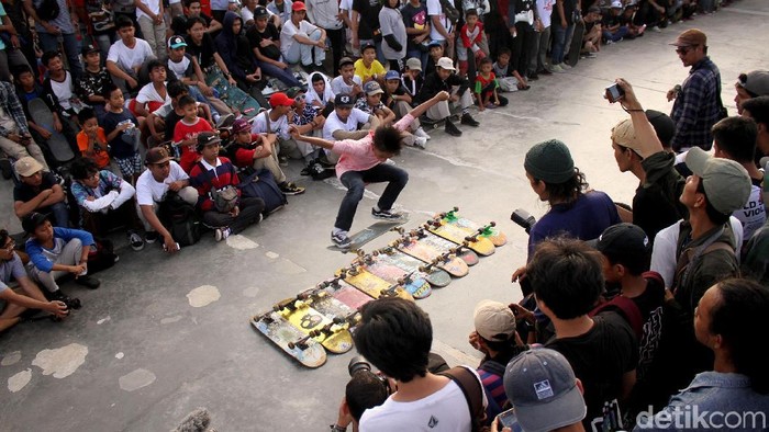 Intip Keseruan Skateboarding Day 2018 di Kalijodo Ratusan skateboarder memenuhi RPTRA Kalijodo untuk merayakan Skateboarding Day 2018. Penasaran seperti apa keseruannya?