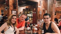 Bersama dengan Natasha dan Ayahnya, Cio kembali makan malam bersama di dengan sajian BBQ di sebuah restoran di Seminyak, Bali. Foto: Instagram @ciomanassero