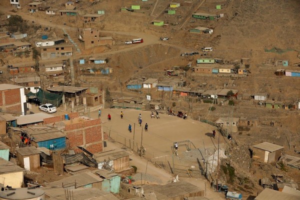 Lapangan ini berada di di wilayah Nueva Union. Sebuah perkampungan gubuk di Peru yang diisi oleh masyarakat imigran miskin. (Reuters/Mariana Bazo)