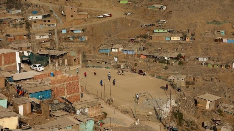 Lapangan bola di Nueva Union, Peru (Reuters/Mariana Bazo) Lapangan bola di Nueva Union, Peru (Reuters/Mariana Bazo)