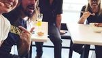 Begini Keceriaan Dave Grohl Saat Makan Pancake hingga Ngopi