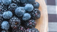 Blueberry dan blackberry termasuk buah yang tidak menaikkan gula darah. Buah ini tinggi serat dan menghambat enzim pencernaan tertentu sehingga mencegah terjadinya lonjakan gula darah. Foto: Istock