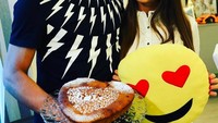 Di umur 24 tahun, karir sepak bola Dybala terbilang cemerlang. Saat Valentine, Dybala berpose romantis bersama kekasihnya sambil membawa kue bertuliskan Love. So sweet! Foto: Instagram paulodybala