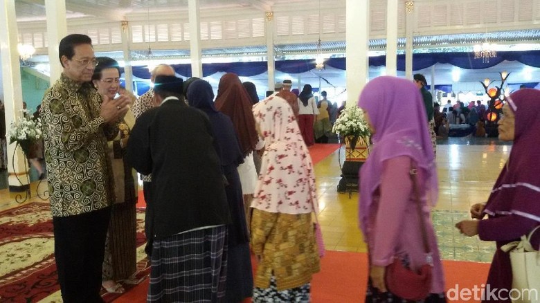 Ribuan Warga Yogya Antre Salaman dengan Sultan HB X Ribuan Warga Yogya Antre Salaman dengan Sultan HB X