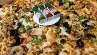 Nah, bagi pecinta saus Tabasco, inovasi salah satu gerai pizza ini pasti jadi favorit. Karena terdapat tiga botol mini saus Tabasco di bagian atas penjepit pizza. Foto: Istimewa