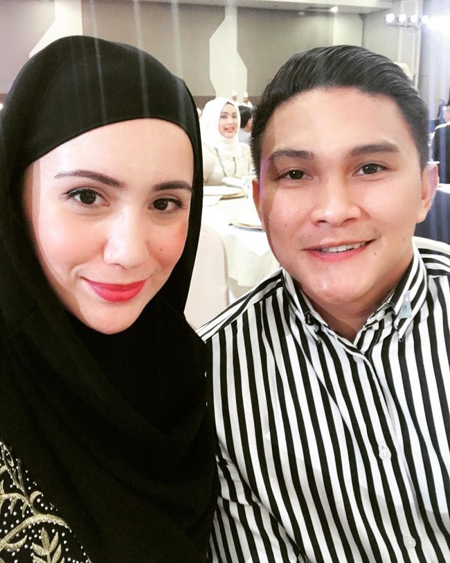 Ia beberapa kali mengunggah foto tengah mengenakan hijab hingga mengunjungi masjid. Ini fotonya bersama sang suami ketika merayakan Idul Fitri. Foto: Instagram Sofia Loren Deliu