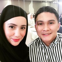 Ia beberapa kali mengunggah foto tengah mengenakan hijab hingga mengunjungi masjid. Ini fotonya bersama sang suami ketika merayakan Idul Fitri. Foto: Instagram Sofia Loren Deliu