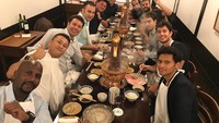 Makan malam dengan steamboat bergaya Jepang. Pria berusia 31 tahun ini makan-makan bersama dengan teman baiknya. Foto: Instagram @3gerardpique