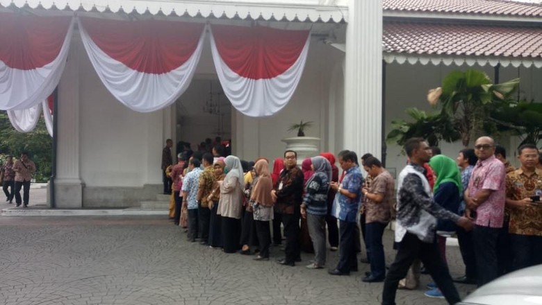 Hari Pertama Kerja, PNS Mengular Antre Salaman dengan Anies-Sandi Hari Pertama Kerja, PNS Mengular Antre Salaman dengan Anies-Sandi