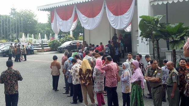 PNS bergegas menuju pendopo Balai Kota untuk halalbihalal dengan Anies-Sandi.