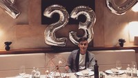 Ini adalah momen perayaan ulang tahun Dybala ke-23. Dilengkapi balon bertuliskan nama dan umurnya, Dybala menikmati makan malam bersama orang-orang terdekatnya di sebuah restoran. Foto: Instagram paulodybala