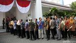 Foto: Pegawai Pemprov Antre Salaman dengan Anies-Sandi