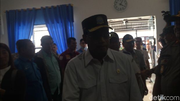 Menteri Perhubungan Budi Karya Sumadi menyusul Hadi dan Tito masuk ke ruang perawatan
