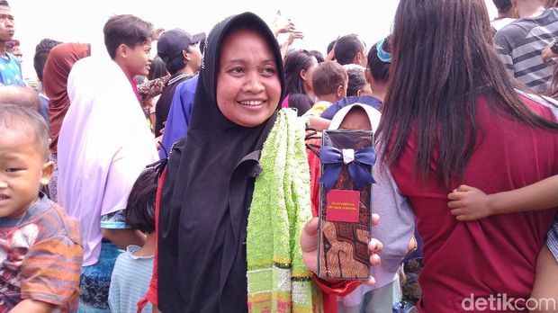 Warga tampak senang menerima kain batik dari Jokowi