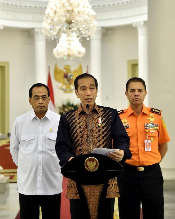 Sebenarnya, saya tak pernah merayakan ulang tahun saya sendiri. Kadang-kadang malah lupa. Tapi hari ini, saat meninjau pembangunan area landas pacu baru Bandara Internasional Soekarno-Hatta di Tangerang, seorang wartawan membuat penasaran. Pak Jokowi, ada informasi penting yang perlu kami sampaikan, katanya. Dan saya pun siap mendengarkan. Informasi penting apa gerangan? Selamat ulang tahun, Bapak! kata sang wartawan, diikuti yang lain, seperti itu kisah beliau di keterangan foto yang diunggah hari ini. (Foto: Instagram/jokowi) Sebenarnya, saya tak pernah merayakan ulang tahun saya sendiri. Kadang-kadang malah lupa. Tapi hari ini, saat meninjau pembangunan area landas pacu baru Bandara Internasional Soekarno-Hatta di Tangerang, seorang wartawan membuat penasaran. Pak Jokowi, ada informasi penting yang perlu kami sampaikan, katanya. Dan saya pun siap mendengarkan. Informasi penting apa gerangan? Selamat ulang tahun, Bapak! kata sang wartawan, diikuti yang lain, seperti itu kisah beliau di keterangan foto yang diunggah hari ini. (Foto: Instagram/jokowi)