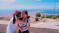 Saat liburan ke Santorini, Soo Jin tak sendirian. Ia mengajak juga putri cantiknya. (sjeuro/Instagram)