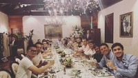 Menikmati makan mewah, Pique bersama dengan teman-teman di Shanghai mencicip makanan lezat. Yummy! Foto: Instagram @3gerardpique