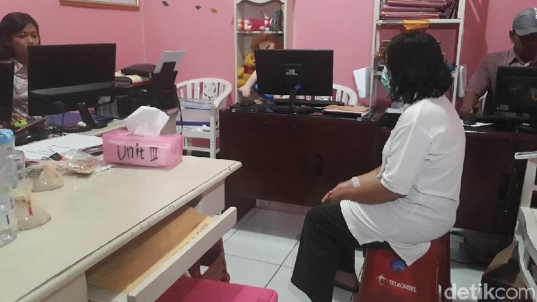 Polisi Ambil Sampel DNA Dua Tersangka Pijat Aborsi di Magelang Polisi Ambil Sampel DNA Dua Tersangka Pijat Aborsi di Magelang
