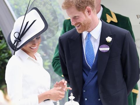 Meghan Markle juga memakai topi Philip Treacy di Royal Ascot 2018.
