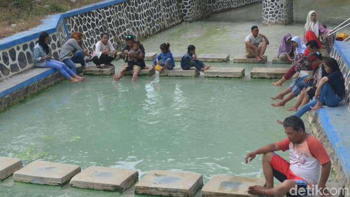 Libur Lebaran Wisatawan Pemandian Air Panas Cirebon Membeludak Libur Lebaran Wisatawan Pemandian Air Panas Cirebon Membeludak