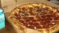  Coba tebak kenapa ada kaca di kotak pizza ini? Ternyata jawabannya karena seorang pembeli meminta gerai pizza itu untuk menuliskan sebuah cerita lucu. Hihi Foto: Istimewa