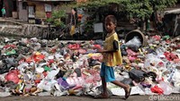 Sampah menumpuk di pinggir Jalan Cilincing, Jakarta Utara, Kamis (21/6/2018).