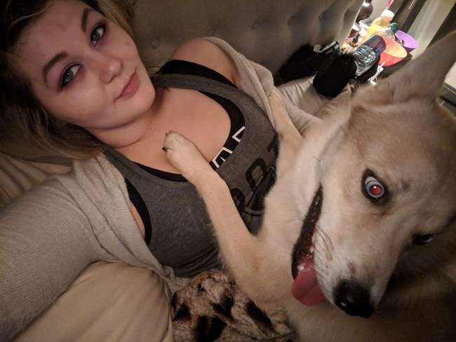 Pengakuan Lynn Lew tersebut tentu mengejutkan dan membuat jijik sebagian orang yang menontonnya. Apalagi Lynn menunjukkan bagaimana ia mengambil air seni dari anjing peliharaannya dan menghabiskan cairan itu di depan kamera. Foto: Facebook Lynn Lew