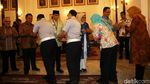 Foto: Pegawai Pemprov Antre Salaman dengan Anies-Sandi