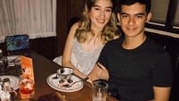 Bersama sang kekasih Natasha Ryder, mantan artis cilik yang akrab disapa Cio ini sering makan malam romantis bersama. Foto: Instagram @ciomanassero