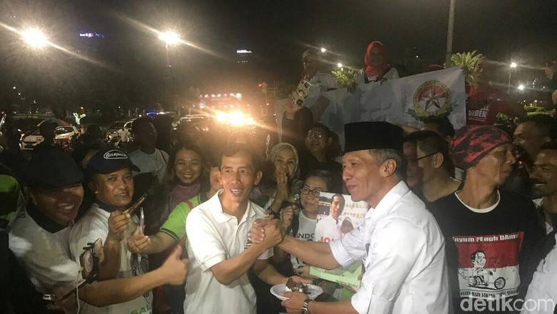 Ada Jokowi KW Rayakan Ultah Bareng Relawan di Depan Istana Ada Jokowi KW Rayakan Ultah Bareng Relawan di Depan Istana