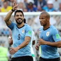 Pemain sepakbola bisa dibilang memiliki bentuk tubuh yang ideal. Tak terlalu kurus, tidak terlalu besar juga tidak terlampau gemuk. Latihan yang dilakukan hampir setiap hari membuat pemain bola bisa menjaga bentuk tubuh mereka. Mereka pun terbiasa berolahraga. Wanita suka pria yang bisa menjaga bentuk tubuhnya karena mencerminkan tubuh yang sehat dan subur. Foto: Reuters