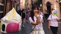 Tak hanya ke Italia, Lee Soo Jin juga melancong ke Fontana Di Trevi, Roma. (sjeuro/Instagram)
