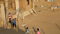 Tidak hanya untuk lapangan bola, lapangan ini juga berfungsi sebagai alun-alun, tempat karnaval, dan juga sebagai tempat evakuasi saat gempa. (Reuters/Mariana Bazo)