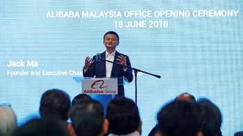 Alibaba, raksasa e-commerce yang didirikan Jack Ma, membuka kantor di Malaysia pada bulan Juni 2018. Kantor tersebut berlokasi di Kuala Lumpur dan diresmikan langsung oleh Ma. Ia pun yakin hubungan Malaysia dengan China akan semakin berkembang, terutama di bidang ekonomi. Foto: Reuters