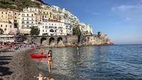 Bermain di pantai, Lee Soo Jin pun memamerkan badan seksinya dalam balutan bikini. (sjeuro/Instagram)