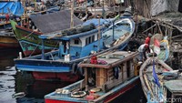 Seorang nelayan sedang mempersiapkan peralatan yang akan dibawa selama melaut.