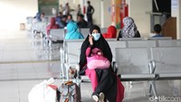 Beberapa penumpang memanfaatkan fasilitas terminal.