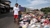 Anak-anak kecil pun seakan tak merasa jijik saat bermain di sekitar tumpukan sampah itu.