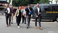 Ronny Yuniarto Kosasih datang dengan didampingi istri dan kuasa hukumnya, Kamis (21/6/2018).