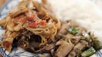 Pria 33 tahun ini juga suka makanan tradisional Indonesia lho. Reino mencicip nasi hangat dengan paduan suwiran ayam pedas dan cumi cabe ijo buatan resto temannya, Titi Kamal. Foto: Instagram reinobarack