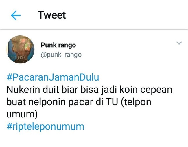 Ngumpulin uang koin biar bisa telponan bareng pacar di telepon umum. Ini tahun berapa ya? Foto: Twitter