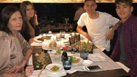 Dybala juga dekat dengan sang ibu dan keluarga lho. Ini pose Dybala saat santap malam dengan menu sushi bersama keluarganya. Foto: Instagram paulodybala