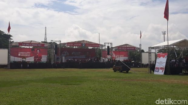 Gus Ipul-Puti Kampanye Akbar di Madiun Rebut Suara Mataraman