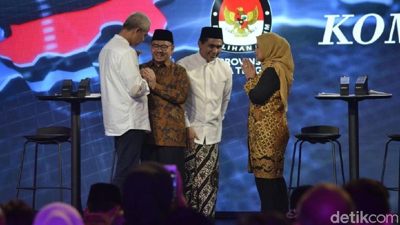 Suporter Kedua Paslon Cagub Jateng Sempat Panas Saat Berpapasan Suporter Kedua Paslon Cagub Jateng Sempat Panas Saat Berpapasan