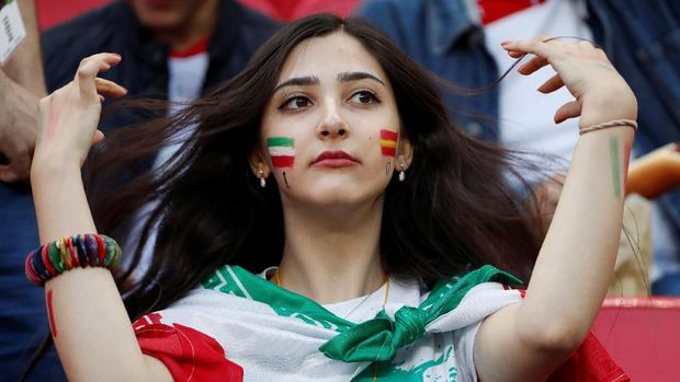 Pendukung Iran menyaksikan Team Melli langsung di Stadion Kazan Arena, Rusia, Rabu (20/6) waktu setempat.