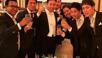Bersulang dengan segelas champagne, ini pose Reino di Tokyo Imperial Hotel. Reino rupanya masih berdarah Jepang dari kedua orang tuanya. Foto: Instagram reinobarack