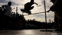 Berbagai macam rintangan dilalui oleh para skater ini.