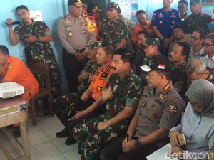 Tiba di Danau Toba, Panglima-Kapolri Langsung Rapat Pencarian Korban