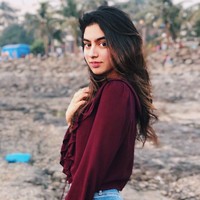 Saat perilisan trailer film Dhadak, Janhvi sempat mengenang kembali sosok sang ibu, Sridevi, aktris kawakan India yang meninggal di usia 54 tahun. Foto: Instagram/@janhvikapoor