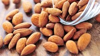 Kacang almond memiliki kandungan nutrisi yang membantu mengatur dan mengurangi kenaikan gula darah setelah makan. Sebuah studi membuktikan orang yang rutin makan almond memiliki kadar gula darah yang lebih stabil. Foto: Istock